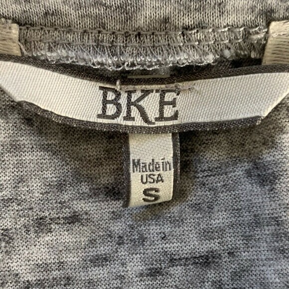 BKE Knit Top Women Size Small Gray Burnout Fabric Ivory Crocheted Front Pocket - Picture 7 of 8